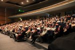 Le public à l'écoute de la conférence.
