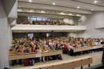 La salle est au complet.