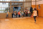 Les enfants prennent place dans leurs locaux.